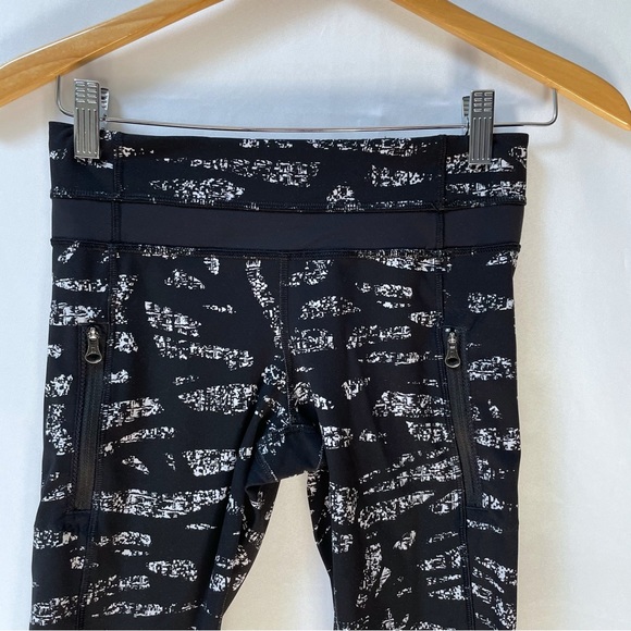 Lululemon Cropped Leggings Size 4 Black White Print 21.5” Inseam Athleisure - Picture 5 of 10